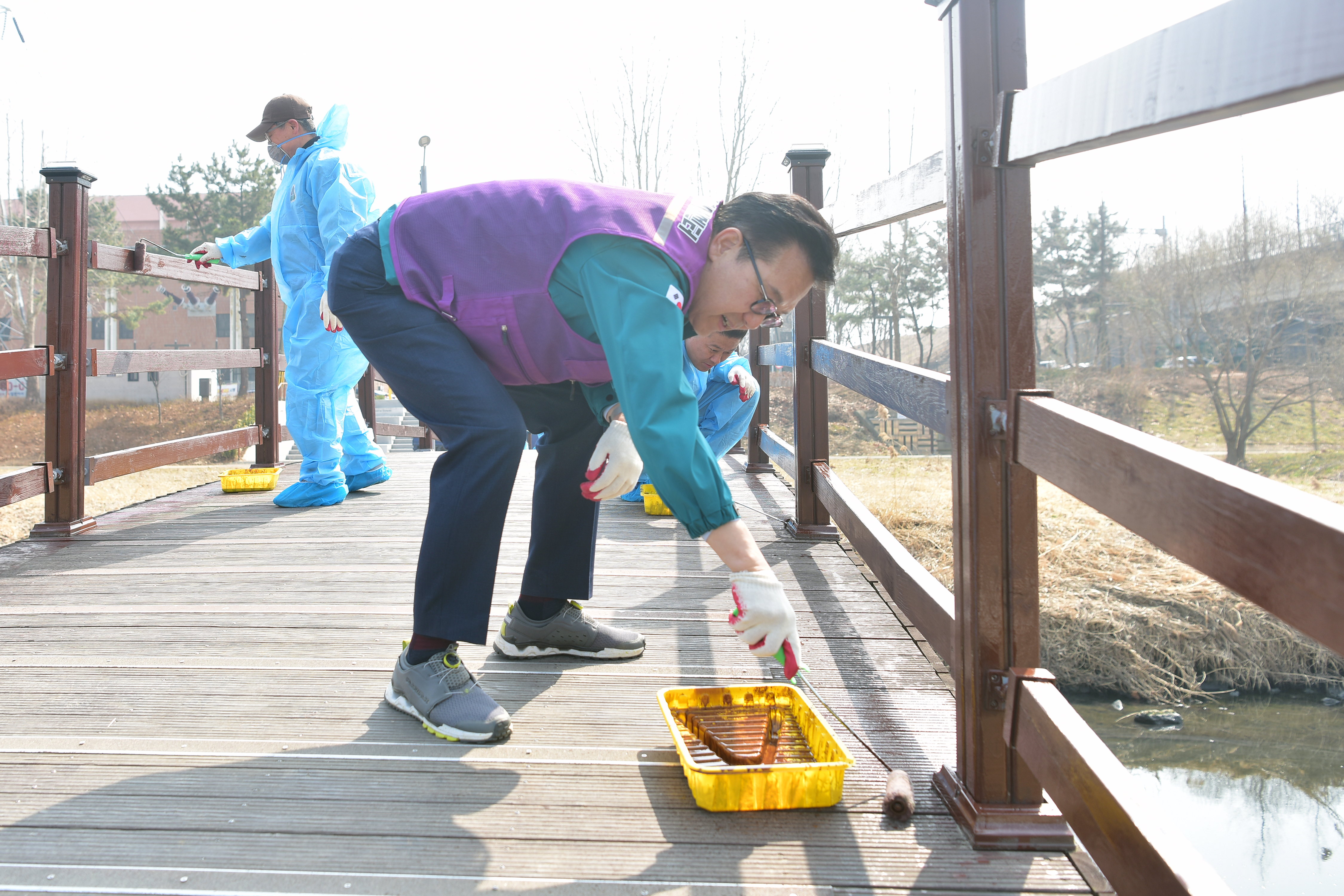 연수구가 11일 도심 속 생태 하천인 승기천 일대에서 봄맞이 환경정화 활동을 진행했다